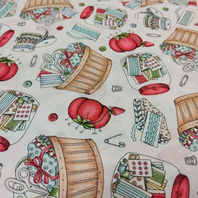 Pano com padrão de acessórios de costura e cestos de madeira coloridos