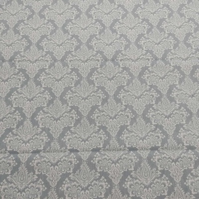 Tecido cinza claro com padrão floral bege simétrico.