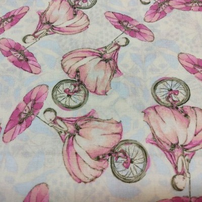 Tecido com padrão de mulheres de vestido rosa numa bicicleta e guarda-chuva rosa sobre fundo azul claro
