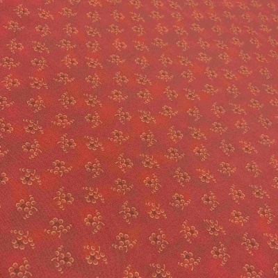 tecido vermelho com padrão floral amarelo e castanho