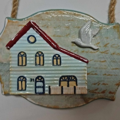 Placa decorativa com casa em relevo, gaivota branca e corda de pendurar