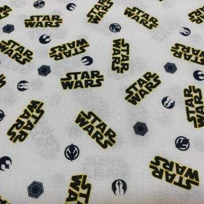 Tecido branco com padrão Star Wars em amarelo e preto.