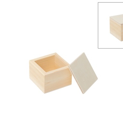 Caixa quadrada de madeira com tampa removível sobre fundo branco