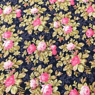 tecido com padrão floral de rosas cor de rosa em fundo azul escuro