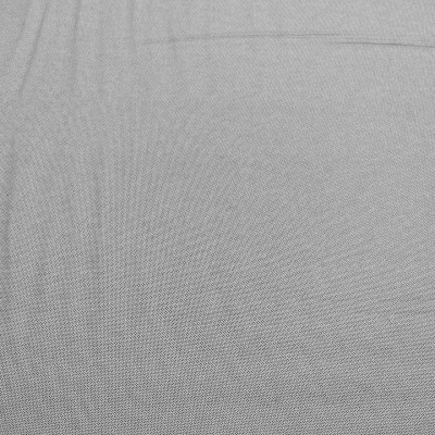 Tecido cinzento claro com padrão de malha fina e textura uniforme