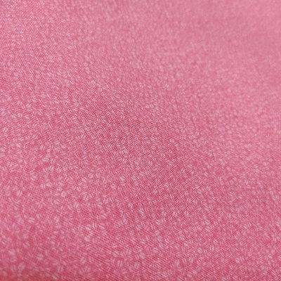 Tecido rosa com padrão branco entrecruzado e textura suave