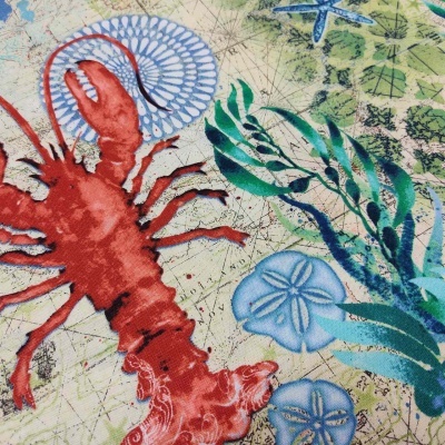 tecido estampado com lagosta vermelha e elementos marinhos em fundo bege