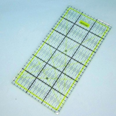 Régua transparente de plástico com marcações em preto e amarelo sobre fundo branco