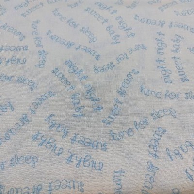 tecido branco com texto azul 'sweet baby', 'time for sleep' e 'night' repetidos