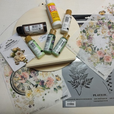 Materiais de artesanato com tintas acrílicas, madeira, flores decorativas e relógios