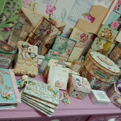 Conjunto decorativo com caixas e cadernos vintage florais