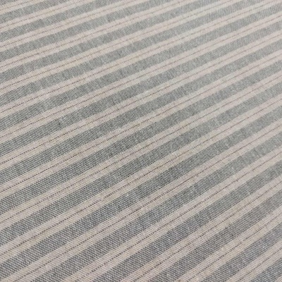 Tecido cinza claro com riscas horizontais finas