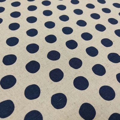 Tecido bege com bolinhas azuis escuras
