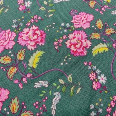 Tecido verde com padrão floral em rosa, amarelo, verde e branco