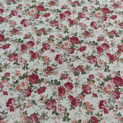 tecido branco com padrão floral de rosas vermelhas e claras e folhas verdes