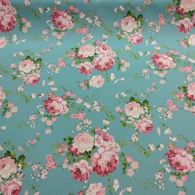Tecido com padrão floral em fundo azul, flores rosas, brancas e verdes