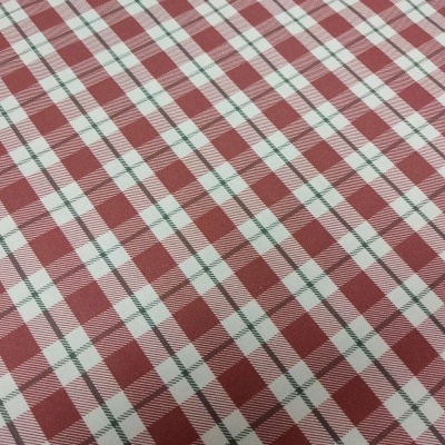 Tecido xadrez com padrão de riscas vermelhas, brancas e verdes