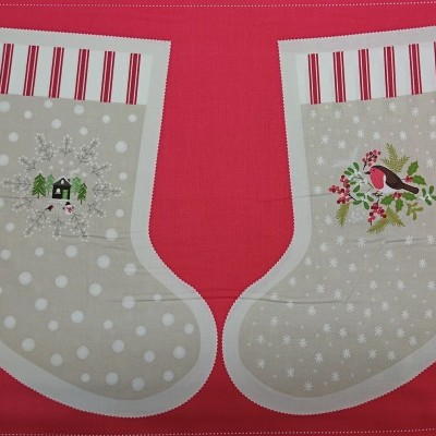 Padrão para meia de Natal em tecido cinza com bolinhas e flocos, decorado com casa e pássaro, em fundo vermelho