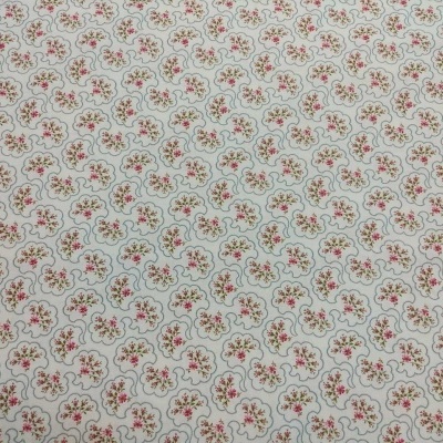 Tecido branco com padrão de pequenas flores vermelhas e folhas verdes