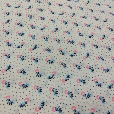 Tecido branco com padrão floral azul e rosa e pontos pretos