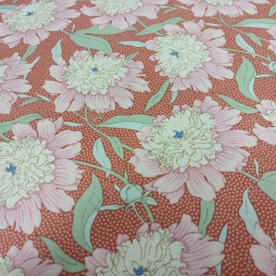 Tecido floral vermelho com flores brancas e rosas e folhas verdes