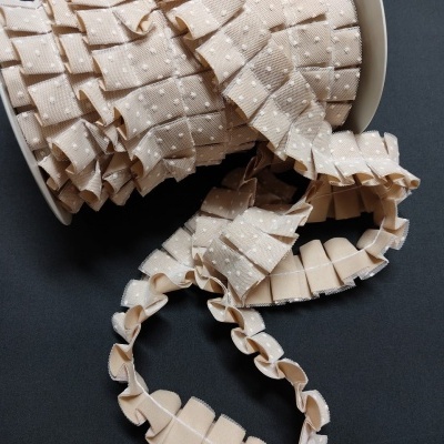 Roleta romântica bege com bolinhas brancas e pregas enrolada