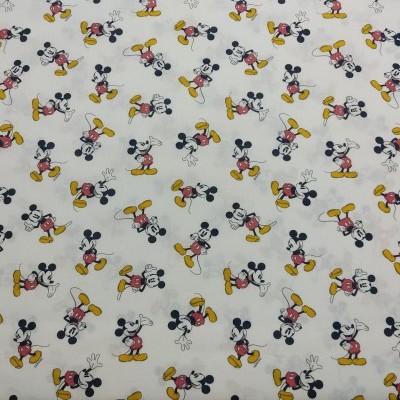 tecido branco com padrão repetido de Mickey Mouse em várias poses coloridas