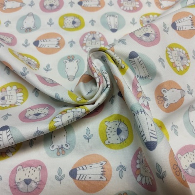 tecido branco com desenhos coloridos de animais em círculos