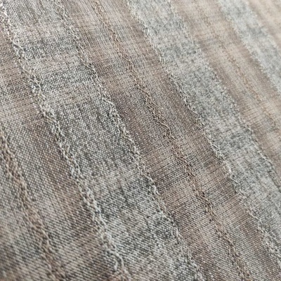 Tecido listrado cinzento e bege com textura rugosa