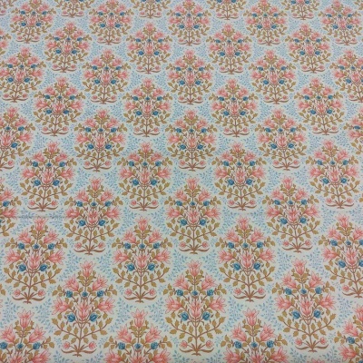 Tecido branco com padrão floral rosa e azul