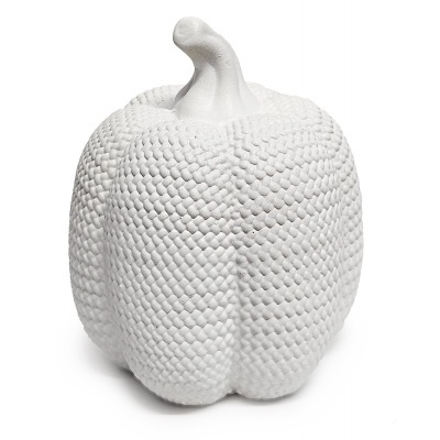 Escultura branca em forma de pimento com textura trançada