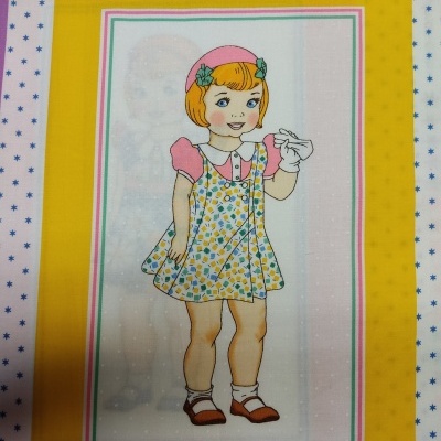 Painel de tecido com estampa de boneca clássica vestindo vestido amarelo com bolinhas e luvas brancas