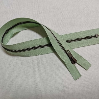 Fecho éclair verde claro com dentes e cursor metálicos pretos