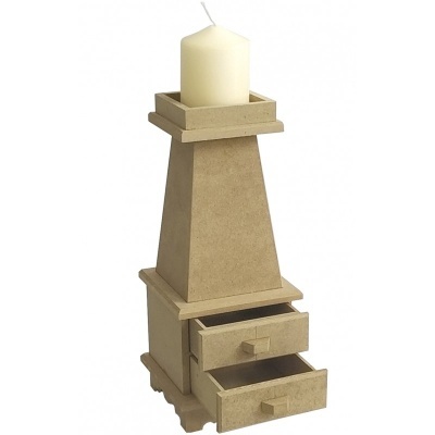 Suporte de madeira castanho claro com vela branca cilíndrica e duas gavetas abertas