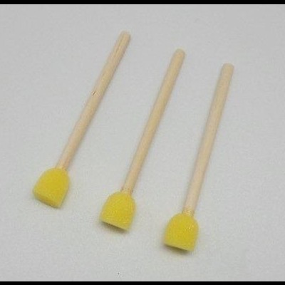 Três pincéis aplicadores com cabo de madeira e ponta amarela de espuma