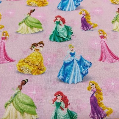 Tecido rosa com princesas da Disney em vestidos coloridos