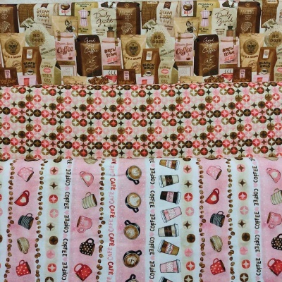 Pacotes variados de café em sacos de papel e plástico com etiquetas sobre toalhas estampadas