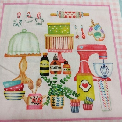 Toalha com ilustração colorida de utensílios de cozinha