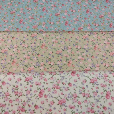 Três tecidos florais em azul claro, verde claro e branco com pequenas flores.