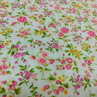 Tecido branco com padrão floral pequeno colorido
