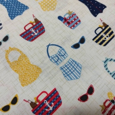 tecido com padrão colorido de roupas de banho, sacolas e óculos de sol