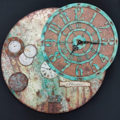 Relógio de parede decorativo com vários mostradores e textura envelhecida.