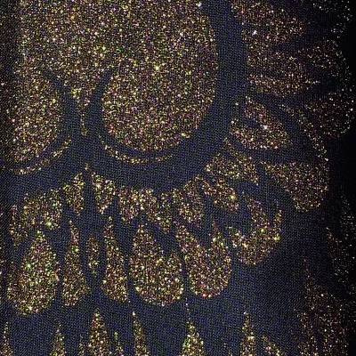 Tecido preto com padrão floral dourado e textura brilhante