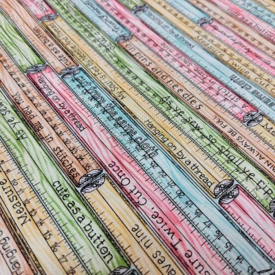 tecido com padrão de réguas coloridas com textos em inglês