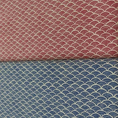 tecidos vinhos e azul com padrão de ondas semicirculares repetido