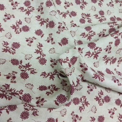 tecido de algodão com padrão floral bordeaux em fundo creme