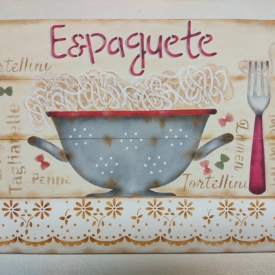 Ilustração de prato de esparguete azul com esparguete branco e garfo vermelho em fundo bege decorativo.