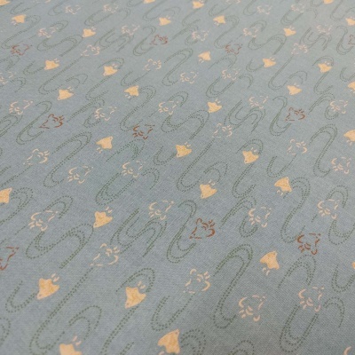 Tecido azul claro com padrão floral e linhas curvas em bege, verde e castanho