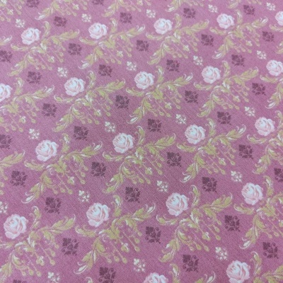 Tecido rosa com padrão floral branco e amarelo