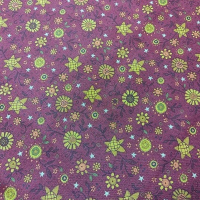 Tecido com padrão de flores e estrelas coloridas em fundo roxo.